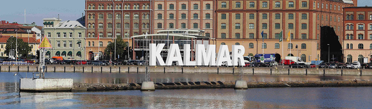 Bild på KALMAR-skylten med ångkvarnen i bakgrunden.